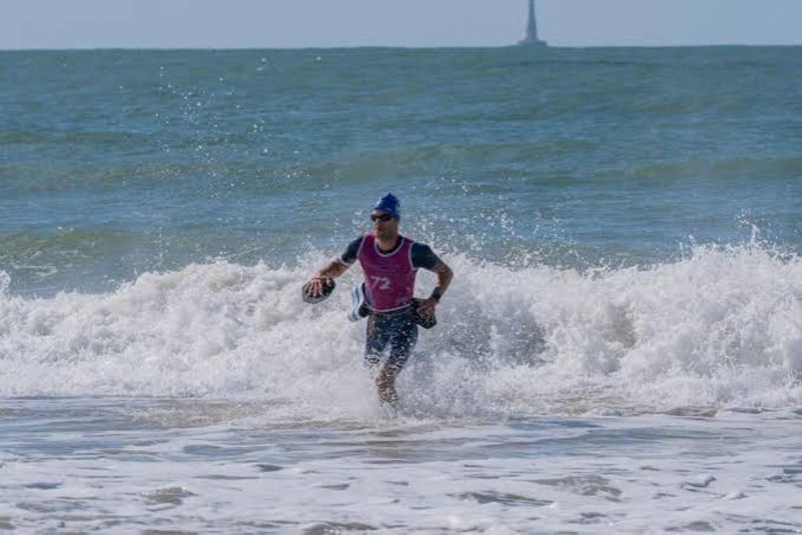 Sortie de l'eau dans les vagues